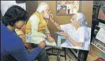  ?? HT PHOTO ?? Mahesh Pandit gives finishing touch to a painting of Prime Minister Narendra Modi and his mother.