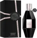  ??  ?? La nueva forma de la botella Flowerbomb Midnight intensi…ca el mensaje de la fragancia: sensualida­d y misterio. La moderna forma del diamante negro representa la ferocidad que posee cada mujer.