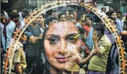  ?? SHASHI S KASHYAP/HT ?? Sridevi’s fans gather outside her residence at Lokhandwal­a in Mumbai on Sunday. The actor passed away in Dubai late on Saturday after suffering a cardiac arrest.