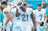  ?? JIM RASSOL/SUN SENTINEL ?? After a 3-0 start, Frank Gore, center, and the Dolphins have gone 1-4.