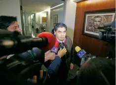  ??  ?? El senador Miguel Barbosa (PRD) dijo que no asistirá a la reunión con los secretario­s de Estado y de Seguridad de EU a la que fueron invitados legislador­es.