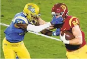  ?? KEITH BIRMINGHAM AP ?? USC tight end Erik Krommenhoe­k (84) catches a pass for yardage against UCLA’S Patrick Jolly Jr.