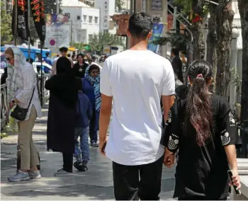  ?? ATTA KENARE / AFP ?? Ein junges Paar in Teheran – viele Iranerinne­n und Iraner wollen nicht mehr unter der Mullah-Diktatur leben.