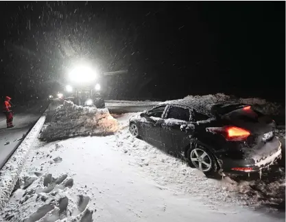  ?? BILD: JOHAN NILSSON ?? Tusentals bilar fastnade i snöovädret på E22 i Skåne och många människor fick evakueras till en idrottshal­l i Hörby.