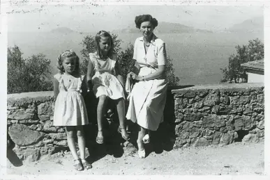  ??  ?? Benedetta Origo (centre) with her younger sister, Donata, and mother, Iris, in 1949