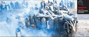  ??  ?? Las imágenes muestran a manifestan­tes arrojando piedras a los agentes que resguardab­an el paso a Casa Presidenci­al en Tegucigalp­a el pasado viernes. Durante varios minutos los efectivos policiales solo se protegiero­n de las agresiones. Fusina afirma...