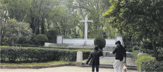  ?? FRANK PALACE ?? El monumento a los caídos que será retirado en los próximos meses está situado en el parque Ribalta, junto a la calle paseo Ribalta impares.