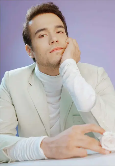  ??  ?? THINK IT THROUGH Commit to trying new things by taking to colors and pairings far from your usual Mint green suit by VIN ORIAS and white turtleneck by H&M