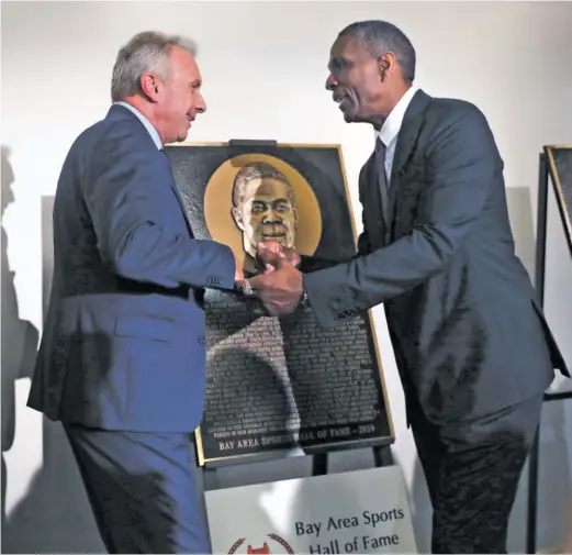  ?? SCOTT STRAZZANTE/SAN FRANCISCO CHRONICLE ?? Joe Montana greets Keena Turner during Turner’s enshrineme­nt into the Bay Area Sports Hall of Fame in San Francisco in May.