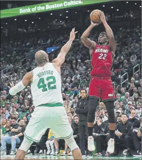  ?? Foto: LAPRESSE ?? Jimmy Butler lanza ante Al Horford. El alero de los Heat volvió a ser decisivo