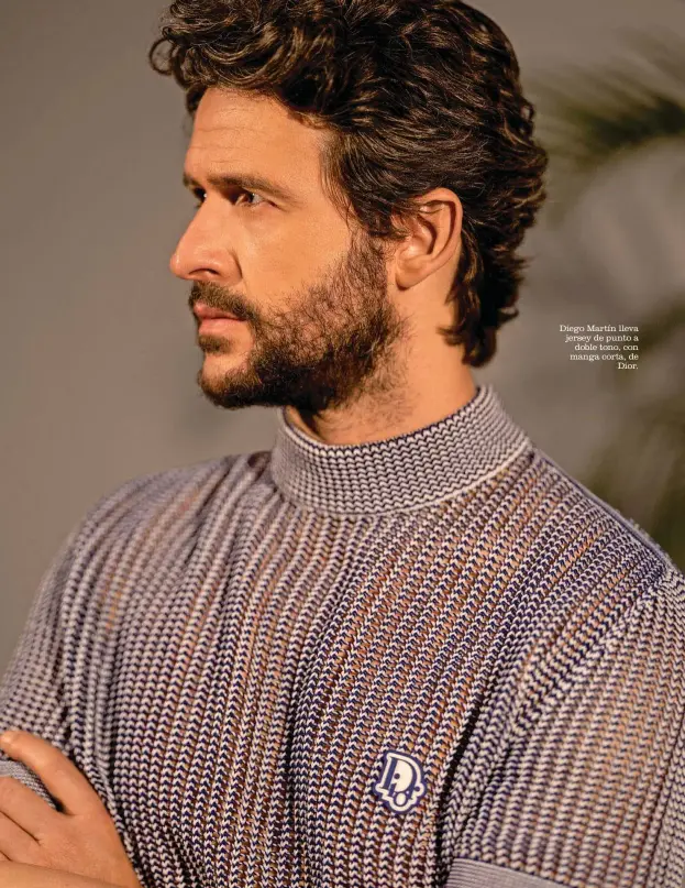  ??  ?? Diego Martín lleva jersey de punto a doble tono, con manga corta, de Dior.