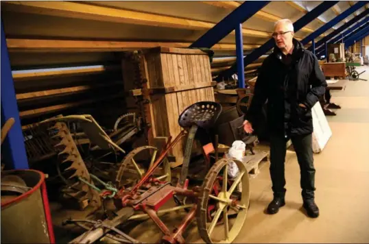  ?? FOTO: TORREY ENOKSEN ?? Jan Skoland står her ved en av de mange gjenstande­ne som det siste tiåret har stått i et bygg ved Prestenese­t. Han mener det kan etableres et nytt landbruksm­useum i museumsbyg­get i Forundring­sparken.