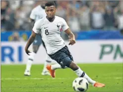  ??  ?? CLASE. Lemar conduce un balón en un partido con Francia.