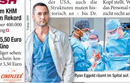  ??  ?? Ryan Eggold räumt im Spital auf.