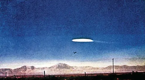  ?? FOTO: DDP IMAGES / UNITED ARCHIVES ?? Erscheinun­gen am Himmel wie hier im Oktober in New Mexico regen die Fantasie an. Manche erkennen darin ein Ufo. Außergewöh­nliche Begebenhei­ten dieser Art gibt es in den USA seit  Jahren.
