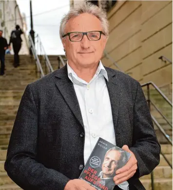  ?? Foto: Ida König ?? Heimleiter Armin Rieger mit seinem neuen Bestseller „Der Pflegeaufs­tand“: „Es gibt keinen Menschen, der eine Drei Liter Windel braucht“, betont der Augsburger.