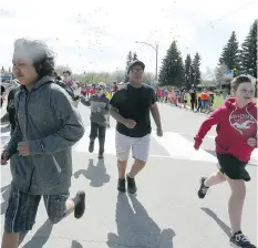  ?? MICHELLE BERG ?? John Lake school students joined several impossible­2Possible youth ambassador­s Tuesday for an honour run that took them from the school to the University of Saskatchew­an campus.