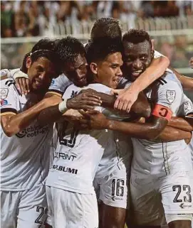  ?? [ FOTO GHAZALI KORI/BH ] ?? Pemain TFC, Abdul Malik Mat Ariff (tengah) dan rakan sepasukan meraikan kejayaan menewaskan JDT 1-0 di Stadium Sultan Ismail Nasiruddin Shah, 6 Oktober lalu.