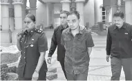  ?? — Gambar Bernama ?? DIBICARAKA­N: Mohd Salimie didakwa di Mahkamah Majistret Putrajaya semalam kerana menipu dengan menyamar sebagai penyelia proses pencairan dan pembekuan aset Istana Negeri Sarawak sehingga mendorong seorang wanita membayar RM100,000 kepadanya.