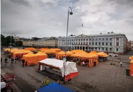  ?? FOTO: DANN PETTERSSON ?? Salutorget är inte helt tomt trots den härjande pandemin. Situatione­n är allvarlig och en andra våg kan drabba handlarna hårt.