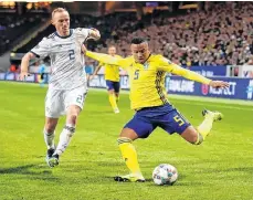  ?? /EFE ?? Martin Olsson (d) de Suecia disputa un balón con Vladislav Ignatyev de Rusia.