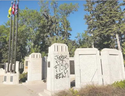  ?? TWITTER ?? The war memorial near the Legislativ­e Building was tagged this week with a message protesting the death of George Floyd.