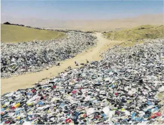  ?? AFP ?? Vertedero de ropa usada en pleno desierto de Atacama (Chile).