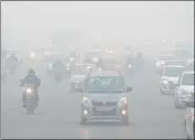  ?? YOGENDRA KUMAR/HT FILE ?? Vehicles move amid heavy fog on the Delhi-Gurugram Expressway, ■ in Gurugram on December 30.