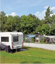  ??  ?? Der Campingpla­tz „Im Grünen“bei Oettern ist ein guter Start- und Endpunkt für die Wanderung.