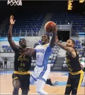  ??  ?? Sidy N’dir et les Sharks dans le dur, hier soir, contre Fos. (Photo Patrice Lapoirie)
Classement