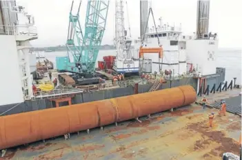  ??  ?? ► Ya comenzaron las primeras obras del pilote de prueba par el puente Chacao.