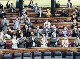  ?? KIKO HUESCA / EFE ?? Aplausos de la bancada del PSOE en la aprobación de la ley el día 17