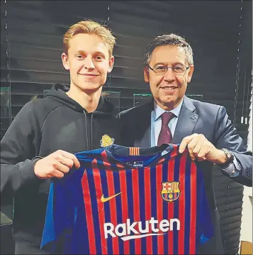  ?? FOTOS: FCB ?? De Jong y Bartomeu posan con la camiseta del Barça el 23 de enero del año pasado, tras la firma del contrato. En Amsterdam también estuvieron Pep Segura, Òscar Grau y el agente del futbolista, Ali Dursun