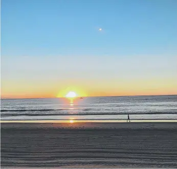  ?? Picture: SHERYL LLOYD ?? The start to another perfect day at Surfers Paradise.