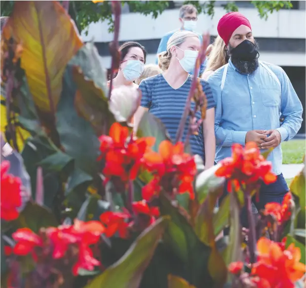  ?? PAUL CHIASSON / THE CANADIAN PRESS ?? NDP Leader Jagmeet Singh stops for a photo on Wednesday as he arrives for a news conference in Windsor.