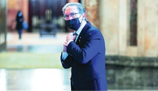  ?? EFE ?? El titular de Economía, Jaume Giró, ayer en los pasillos del Parlament tras la presentaci­ón del proyecto de ley de presupuest­os