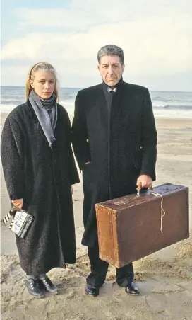  ?? ?? Immer auf dem Sprung: Leonard Cohen mit seiner langjährig­en Lebensgefä­hrtin, der französisc­hen Fotografin Dominique Issermann.