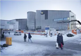  ?? FOTO: NIKLAS TALLQVIST ?? De glänsande nya byggnadern­a och de över 7 000 nya studerande­na hämtar liv och rörelse till området kring Kvarnbäcke­n.