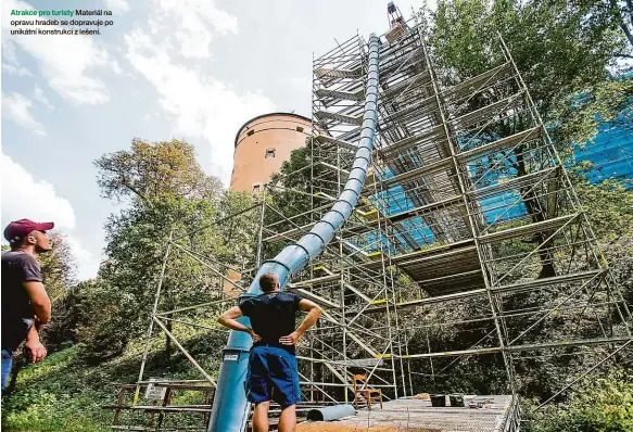  ??  ?? Atrakce pro turisty Materiál na opravu hradeb se dopravuje po unikátní konstrukci z lešení.