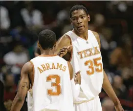  ?? ELAINE THOMPSON / ASSOCIATED PRESS ?? NBA star Kevin Durant (35), with former Texas teammate A.J. Abrams, couldn’t lead the Longhorns into the Sweet 16 despite having 30 points and nine rebounds against Southern Cal in a second-round matchup in 2007.