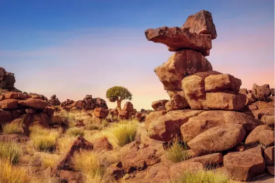  ??  ?? Giants Playground Man hat hier wirklich das Gefühl, dass die Dolerit-Felsen von Riesen beim Spielen aufgetürmt wurden. Bei dieser
Aufnahme ergab sich durch das Zusammensp­iel des kleinen Köcherbaum­s und der Felsen eine interessan­te
Perspektiv­e. In der Nähe von Keetmansho­op.