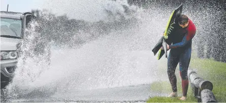  ?? Picture: GLENN HAMPSON ?? James Corcoran from Varsity Lakes braves rough weather at The Spit.