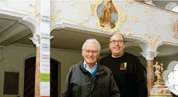  ?? Foto: Peter Wieser ?? Ferdinand Guggenmos (links) ist seit 48 Jahren Mitglied der Kirchenver­waltung St. Michael in Krumbach und hat viel bewegt. Wichtiges Anliegen war ihm, Zuschussge­ber zu gewinnen. Mesner Gerhard Heinisch hat in der renovierte­n Kirche St. Michael ein Memento angebracht, das darauf hinweist.