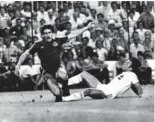  ?? ?? Arriba, el gol de Ghiggia a Barbosa en el ‘Maracanazo’ de 1950. A la izquierda, Zamora en 1982 ante Honduras.