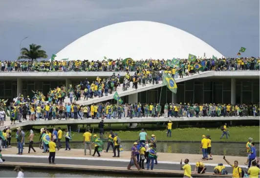  ?? ?? ► Partidario­s del expresiden­te de Brasil, Jair Bolsonaro, irrumpen en el edificio del Congreso en Brasilia, el 8 de enero de 2023.