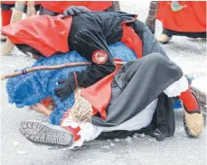  ??  ?? Die Narren hatten beim Umzug auch untereinan­der ihren Spaß.