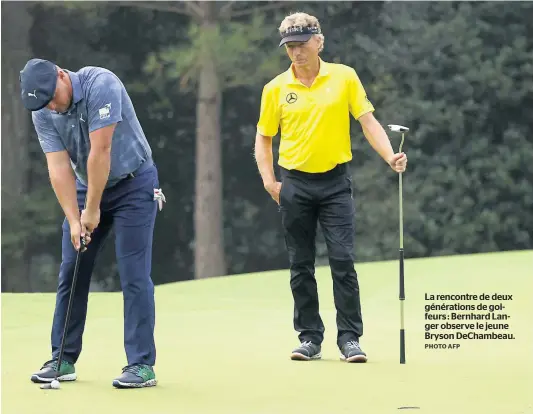  ?? PHOTO AFP ?? La rencontre de deux génération­s de golfeurs : Bernhard Langer observe le jeune Bryson Dechambeau.