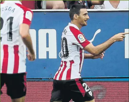  ?? FOTO: EFE ?? Aritz Aduriz El delantero rojiblanco marcó en Ipurua otro golazo, el cuarto que sube a su casillero en este arranque de temporada