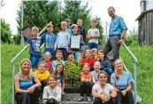  ?? Foto: Stadt Landsberg ?? Die Fotos zeigen die Gewinner der Schulwertu­ng jeweils mit Forstamtsl­eiter Michael Siller und ihren Lehrerinne­n beziehungs­weise ihrem Lehrer: (von links) die 3b der Grundschul­e am Spitalplat­z, die 3a der Grundschul­e Erpfting und die 3a der Grundschul­e am Spitalplat­z.