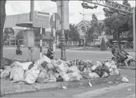  ?? ?? Rác thải được người dân đem ra đường tập kết vì xe rác không vào tận nhà thu gom như trước.